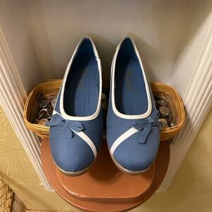 The Tog Shop Blue and White Slip Ons with Bow Accent Size 7 Anti Shock VTG